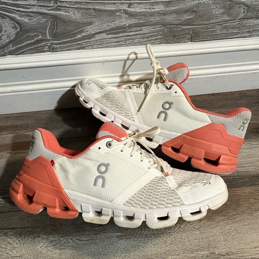 On Cloud Running Cloudflyer Women’s Size 9.5
